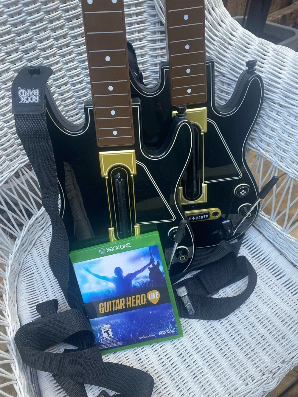 X Box 1 2Wireless Dual Guitar Controllers, Guitar Hero Live, 1 dongle, 2 straps - Picture 14 of 16